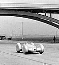 Rekordfahrt auf der Autobahn Dessau – Bitterfeld, 9. Februar 1939: Rudolf Caracciola im Mercedes-Benz Zwölfzylinderwagen W 154 (Ausführung für den stehenden Start).